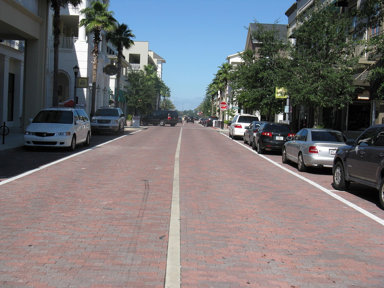 最新道路標(biāo)識(shí)塑造現(xiàn)代城市交通新面貌